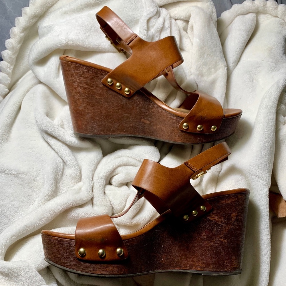 light brown wooden wedges with golden accents bead